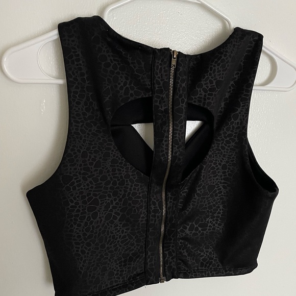 Black crop top snakeskin cutouts medium - Picture 2 of 3
